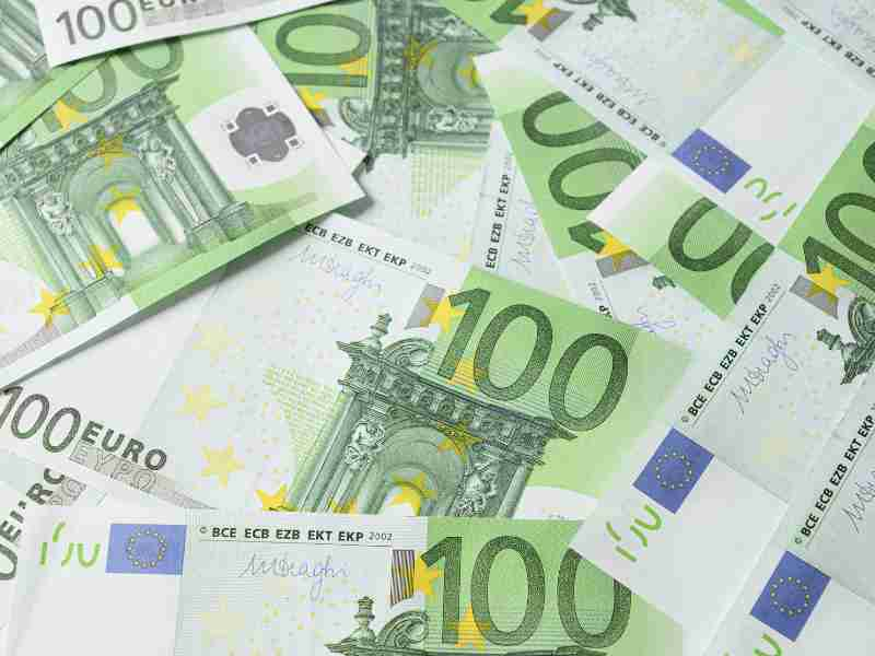 Tante banconote da 100 euro sparse