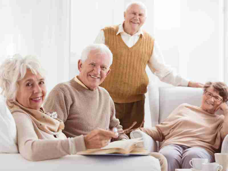 Persone anziane posano per la foto sorridenti